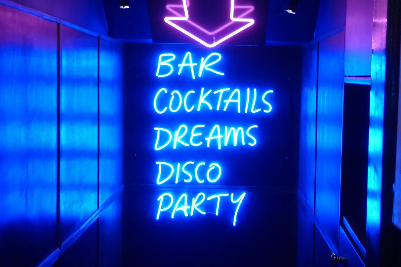 Ko'Ko Bar enterijer i atmosfera